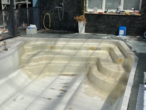 Chantier à Grimisuat : rénovation piscine coque polyester pose résine vinylester