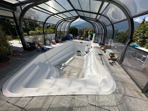 Chantier à Grimisuat : gel coat top rénovation piscine polyester